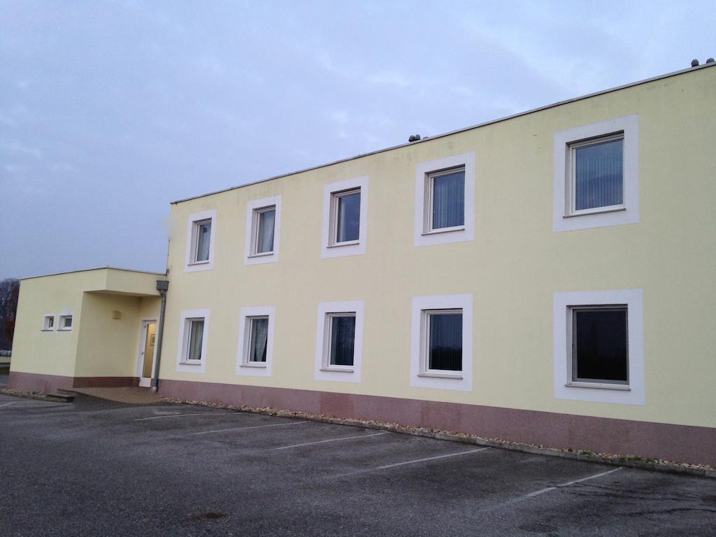 Pension Tennisweber Schwechat Exterior photo